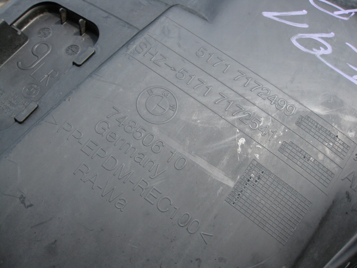 BMW E91 2.0 D 09R mudguard left front 7172541