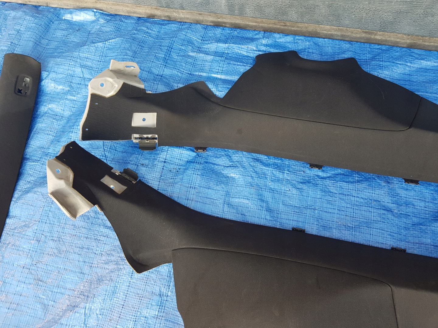 MERCEDES W212 AMG black, inner pillars plastics light