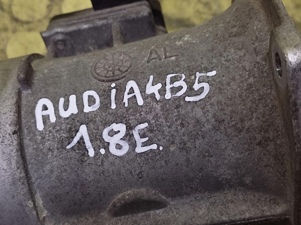 AUDI A4 B5 1.8 váha vzduchu 037906461B