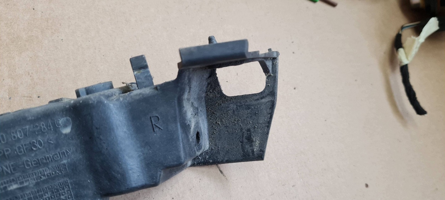 Q5 8R support holder bracket of a bumper right front 8R0807284C