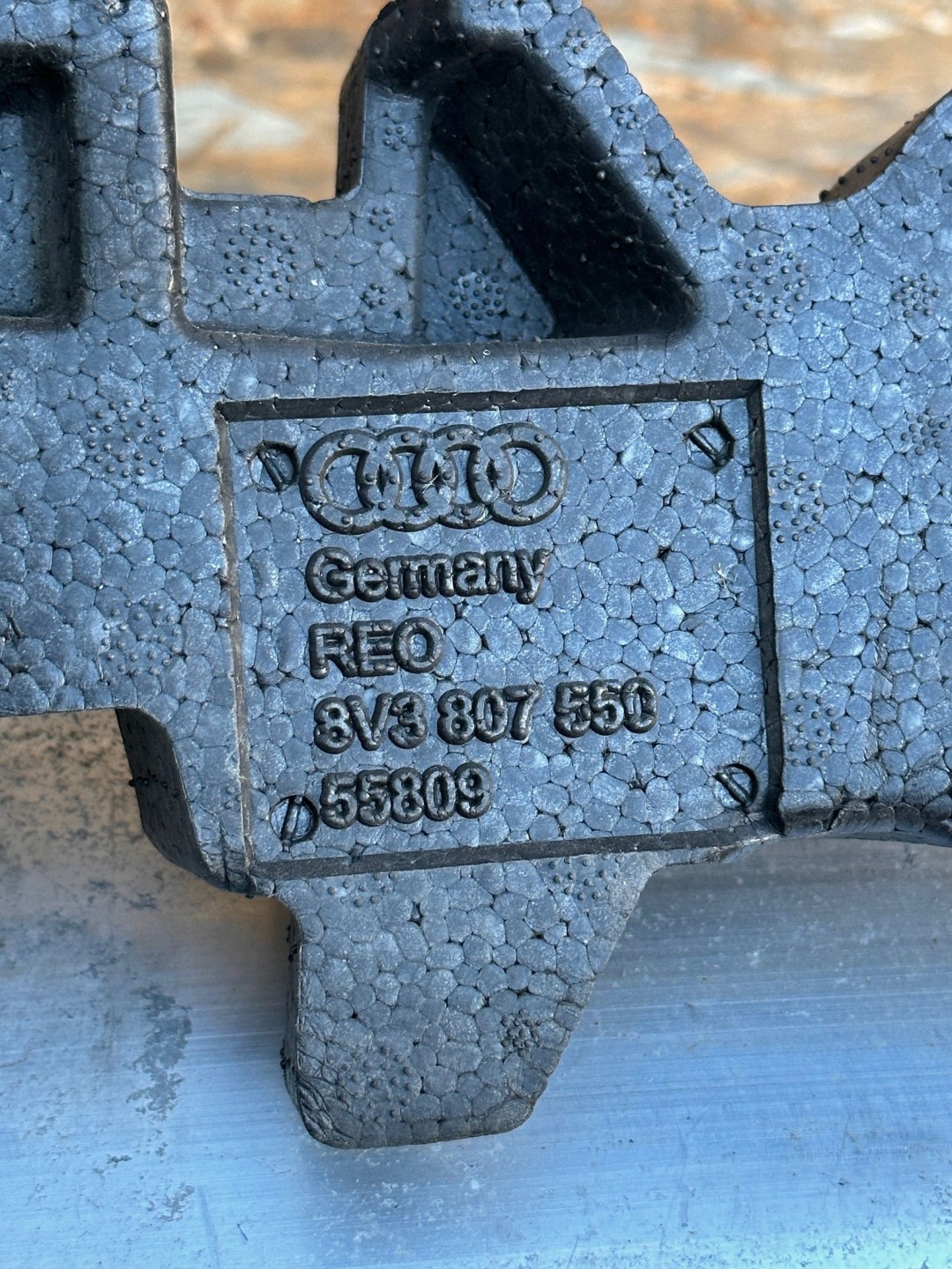 AUDI A3 S3 8V výztuha předního nárazníku předek špička ABSORBER 8V0807109B