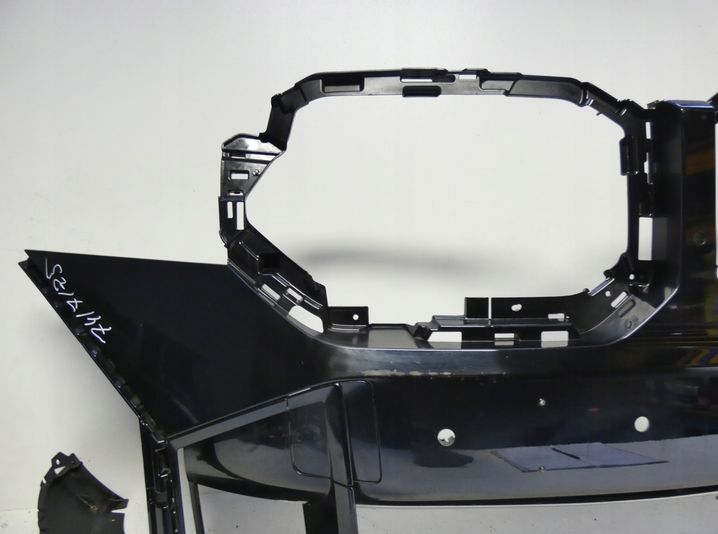 BMW XM G09 9451675 below 6 PDC 2022- bumper front front