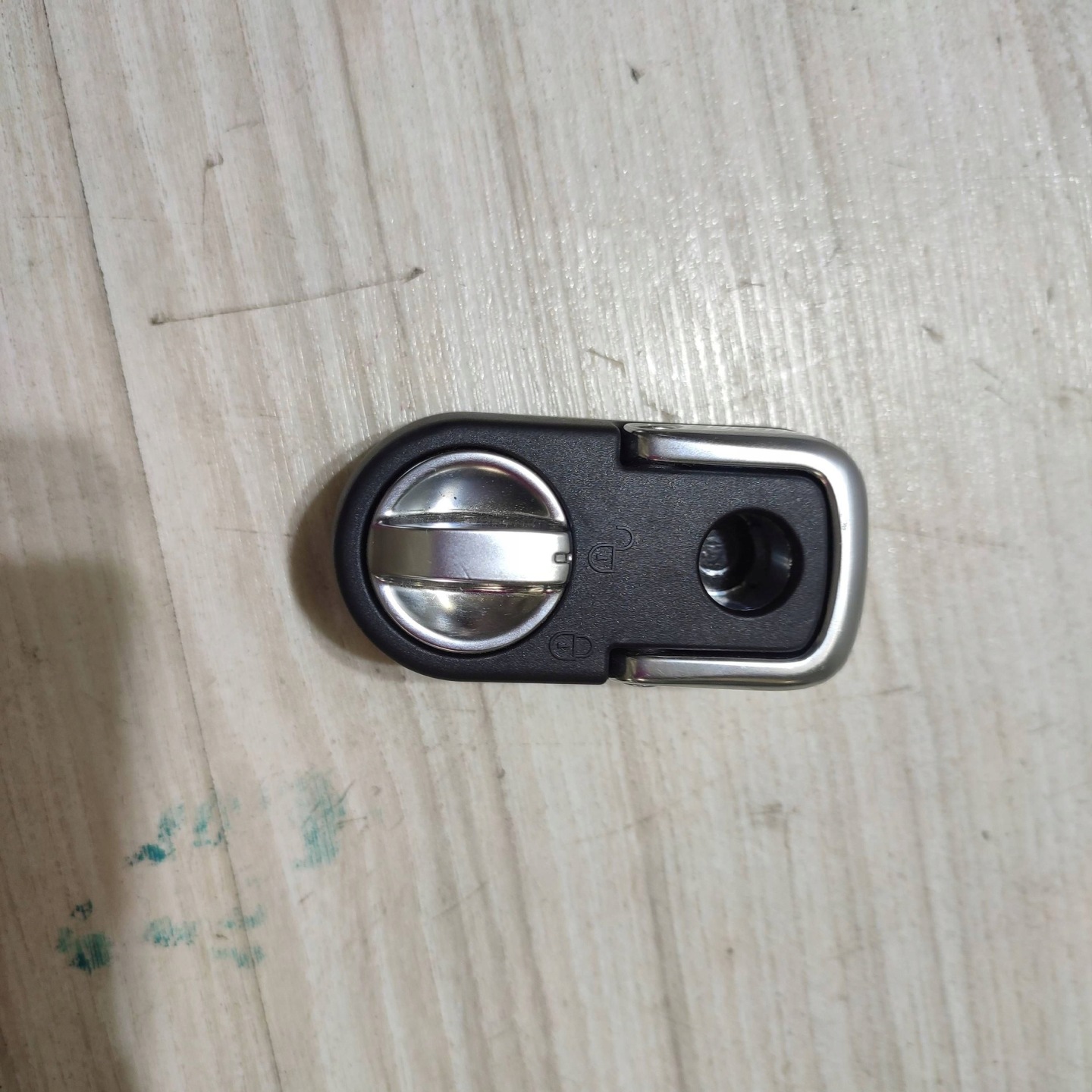 Ucho do of the gripping boot hook Jaguar F-Pace