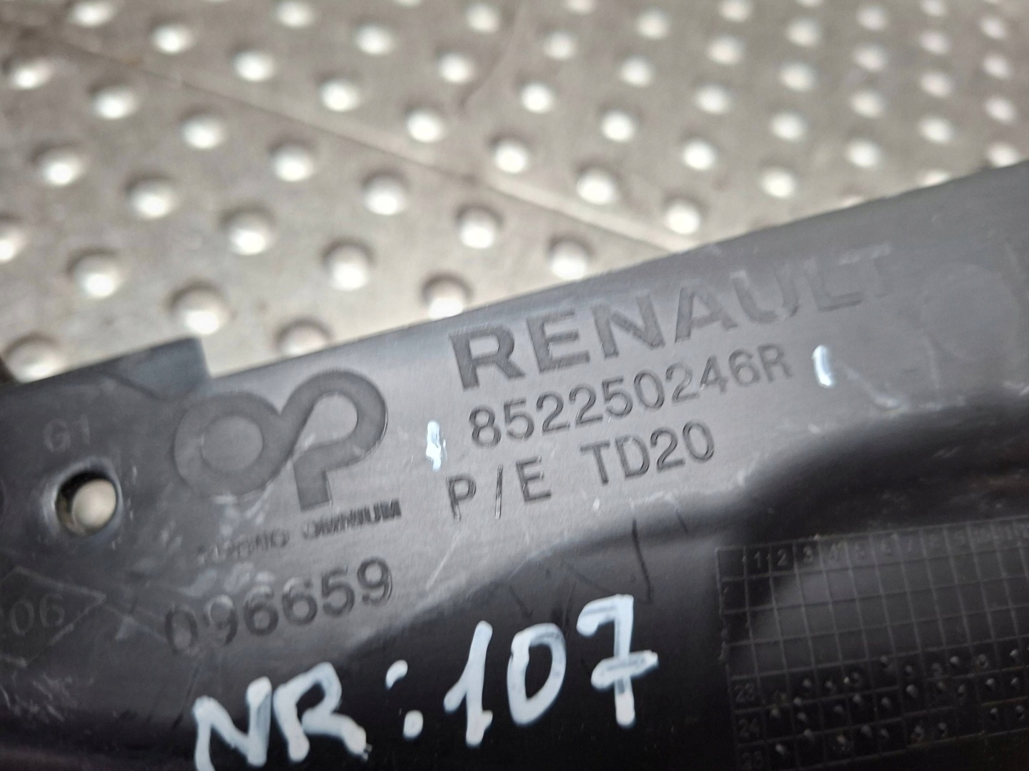 bumper bracket left rear part 852250246R RENAULT TRAFIC III VIVARO B 2014