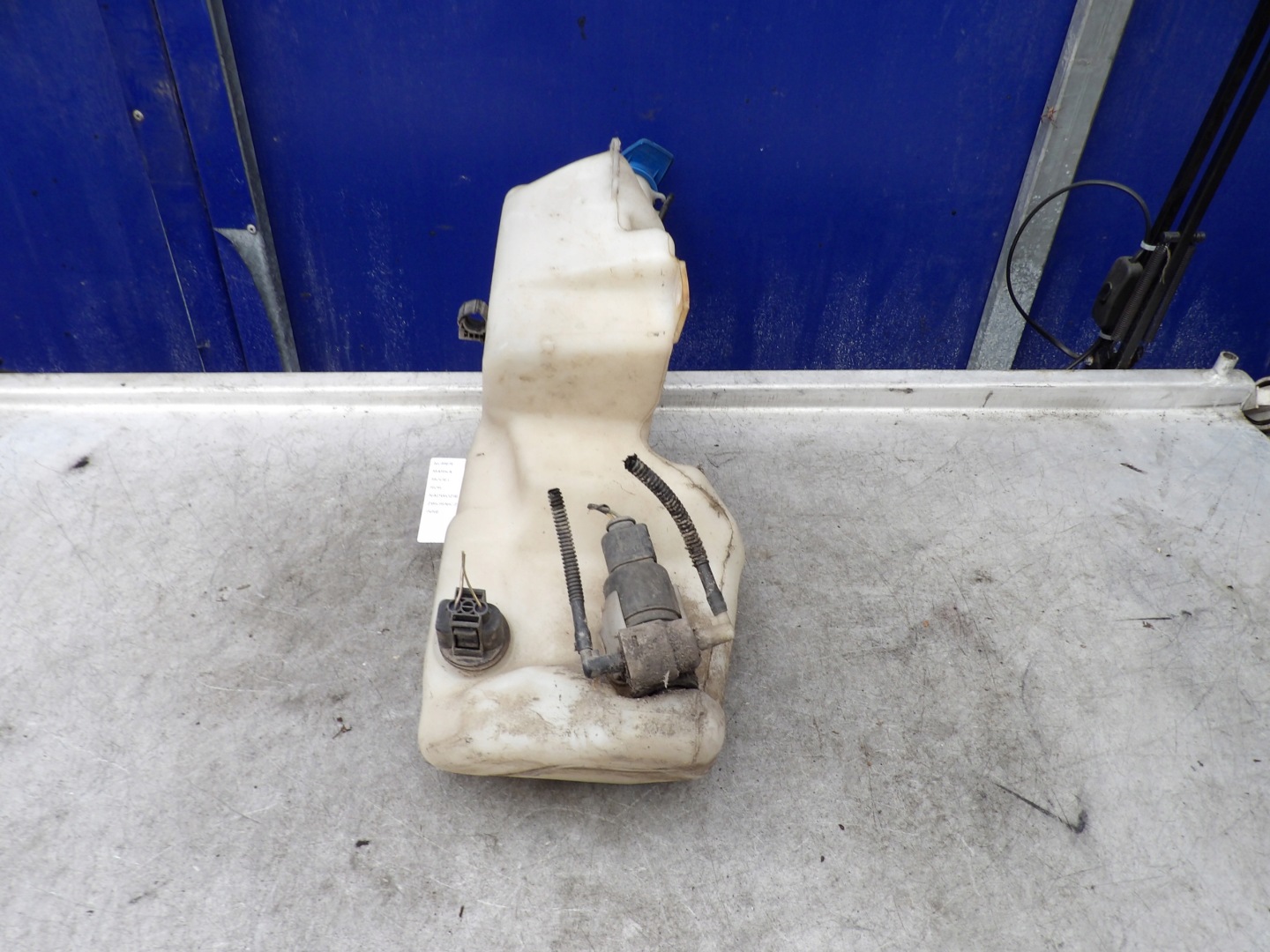 VW Sharan 1,9 tdi washer fluid tank