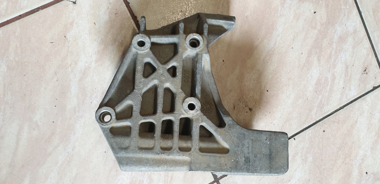 Support Support plaque Moteur LANCIA THESIS 3.0 B. V6 60667454 OE