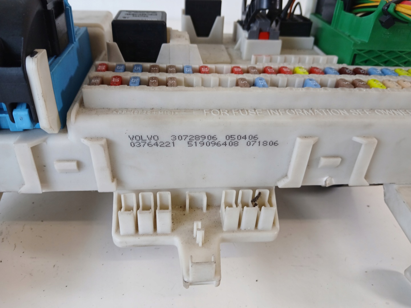 VOLVO V50 S40 2.0 D Module fusibles 30728906