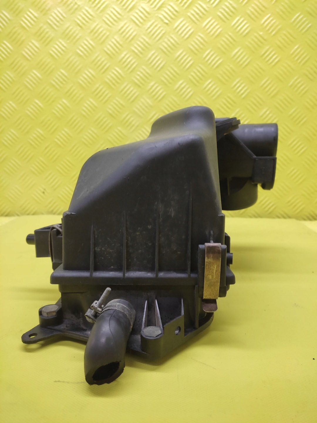 AUDI 80 1.8 Gehäuse filter luft 048133837B