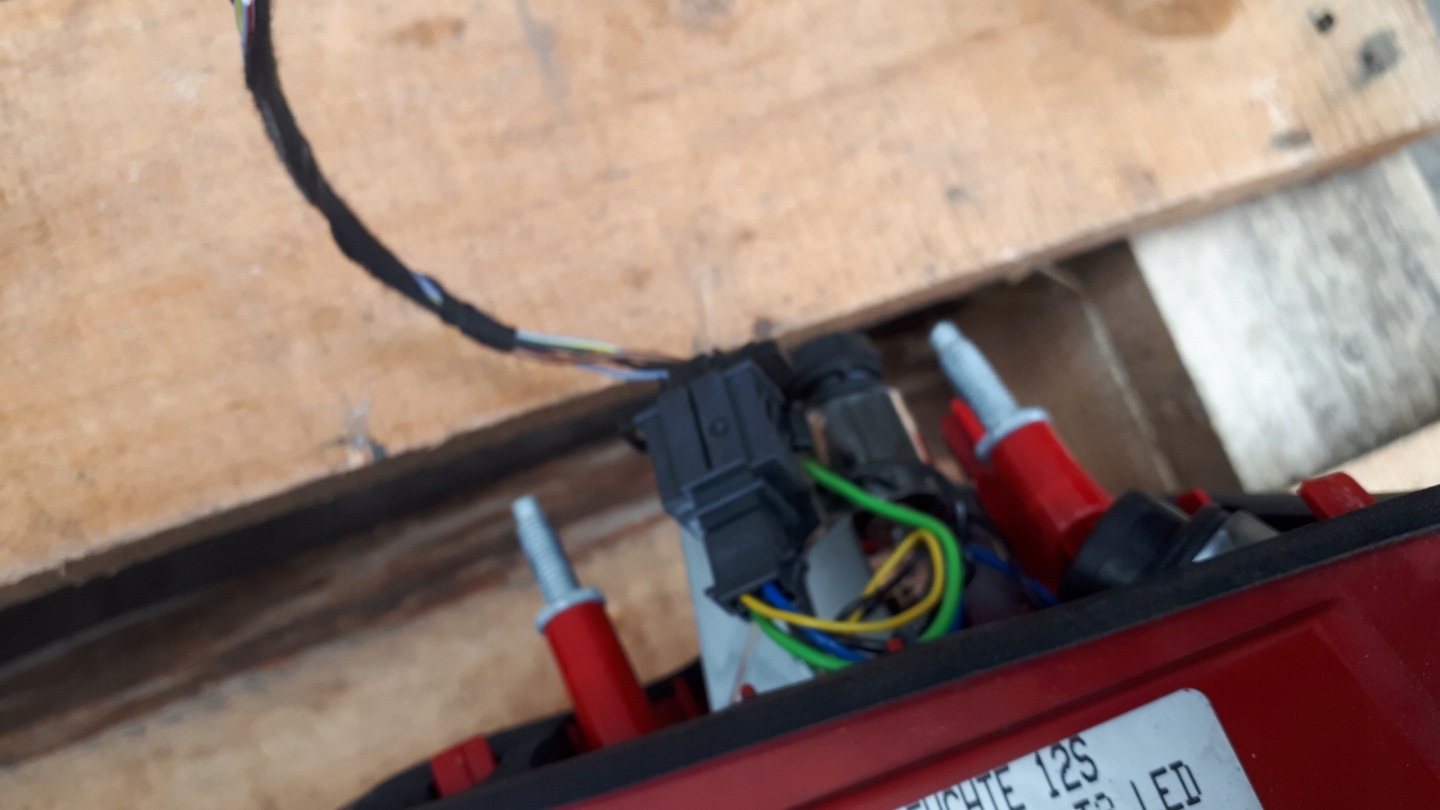 A5 8T light LED left rear part to the bonnet 8T0945093A