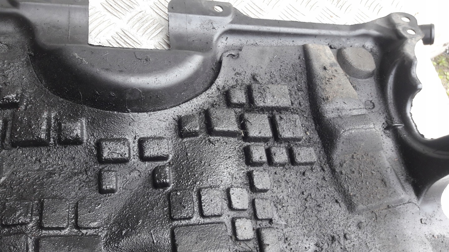 MERCEDES W204 3.0 CDI motor cover lower