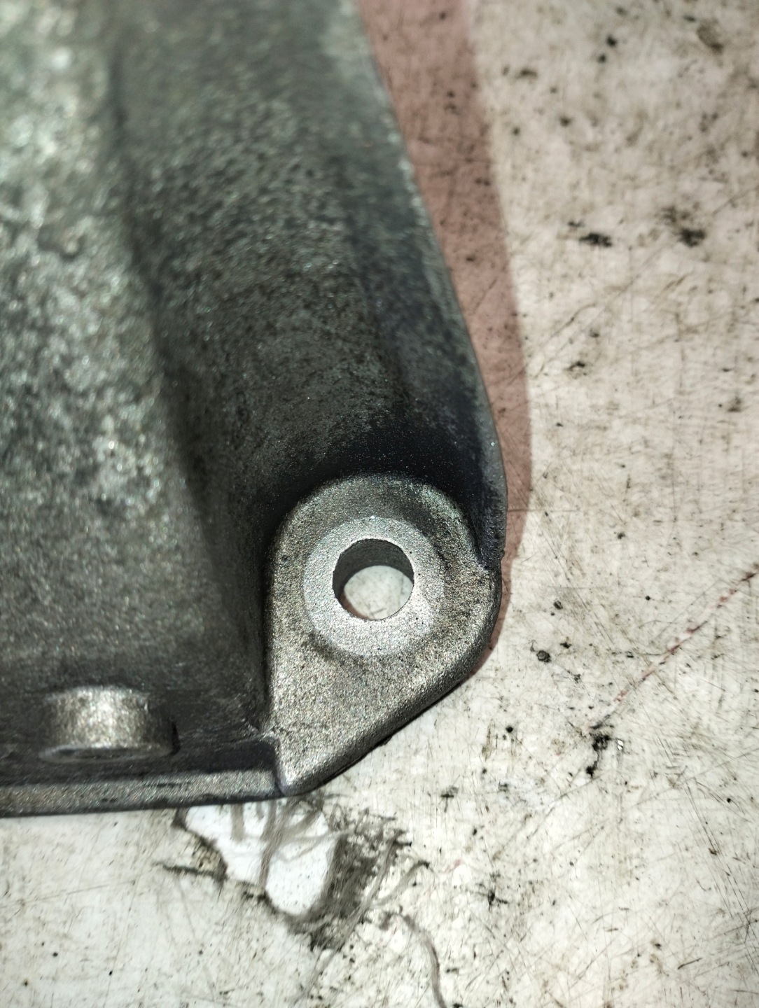 engine mount VOLKSWAGEN PASSAT B5 1.9TDI 74KW 2001r 8D0199308