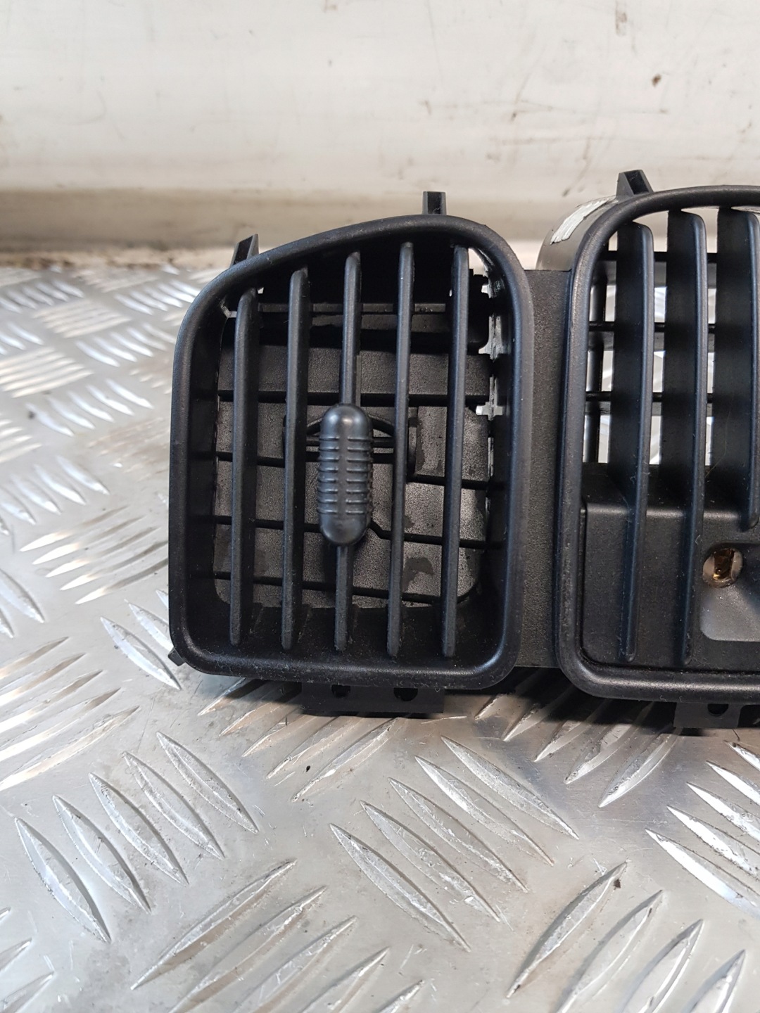 CHRYSLER VOYAGER IV grid air conditioning devices