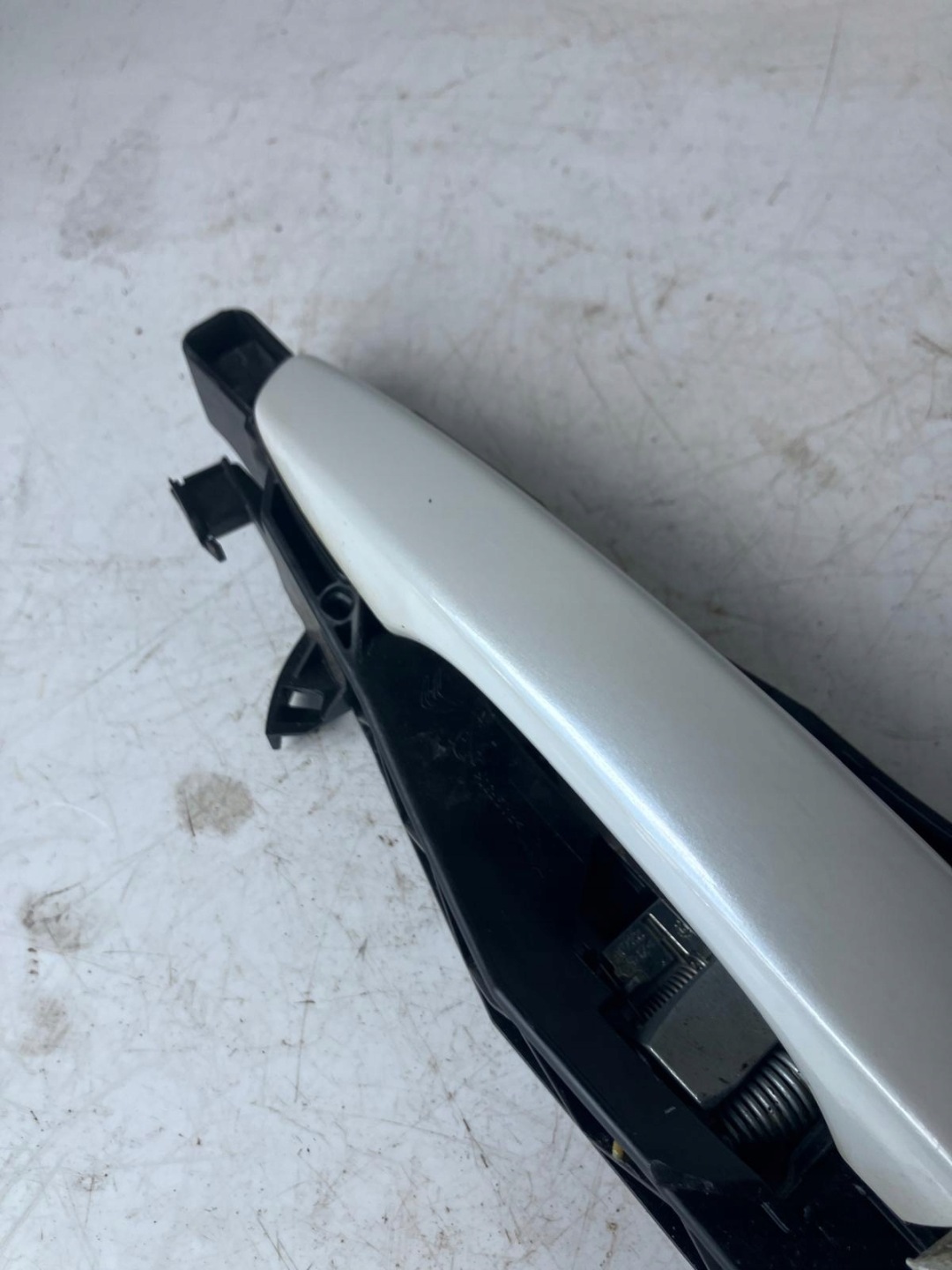 klika dveře levý předek CITROEN C4 CACTUS EFCD PERLA