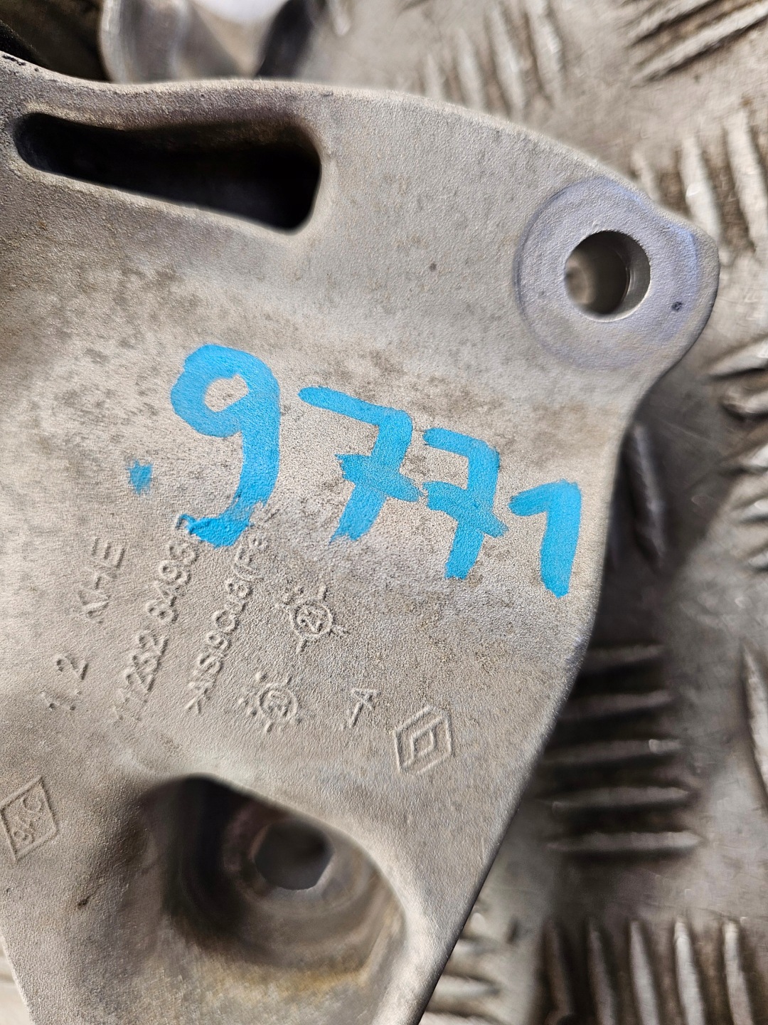 holder engine mount TRAFIC III 3 LIFT IV 4 112328493R