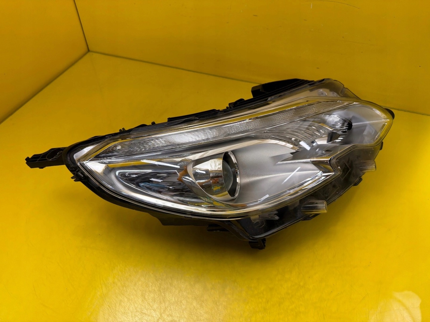 light right front Peugeot 2008 and 2013-2019 H7 9677810280