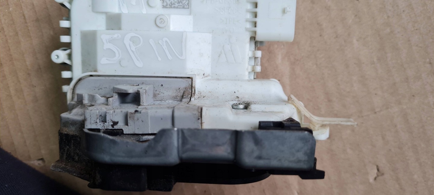 Q5 80A lock door right front 8X1837016C 5PIN A4 B9 8W A5
