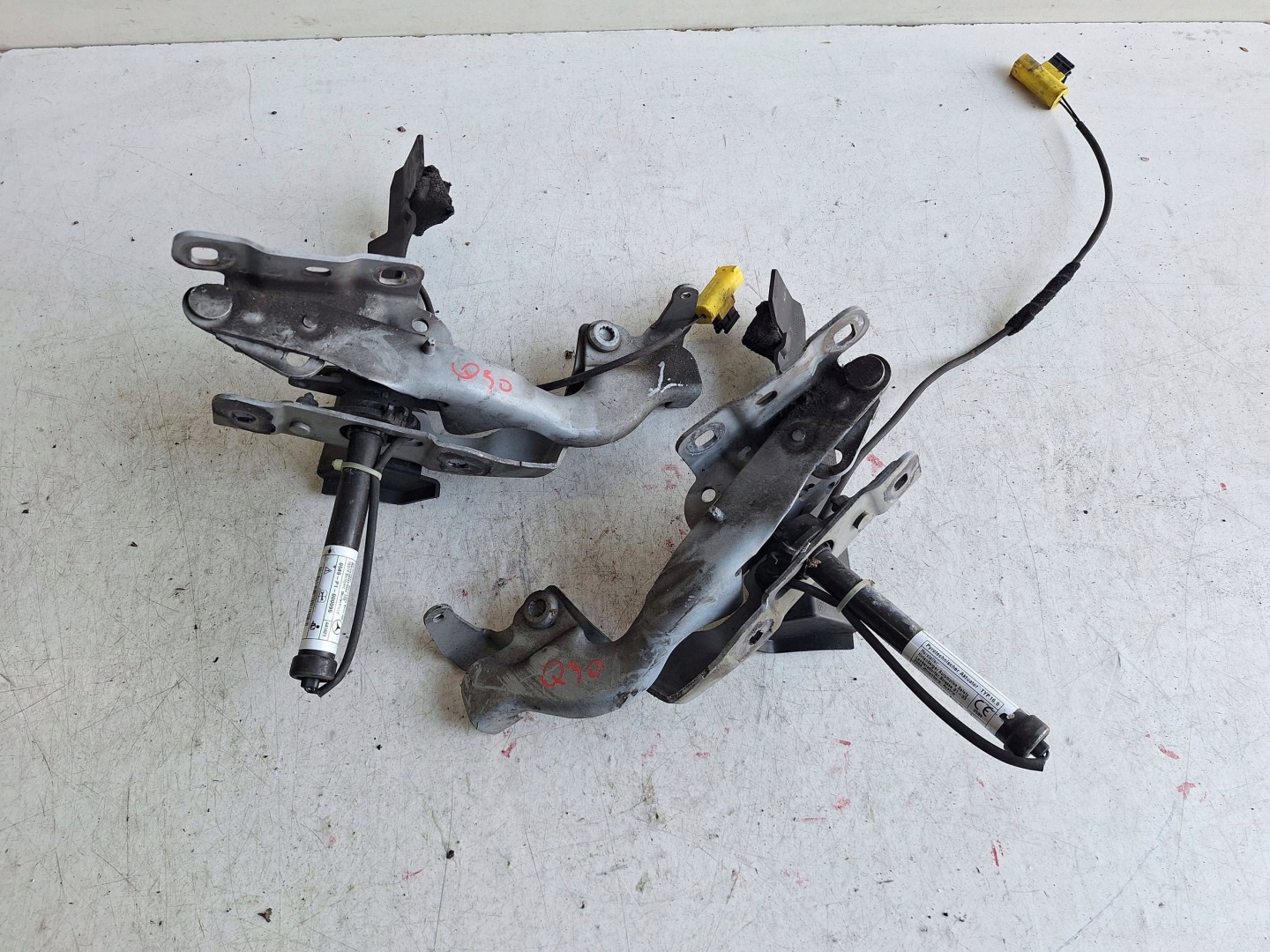 INFINITI Q30 15-19 hinge bonnets L+P NABOJ PIROTECHNICZNY