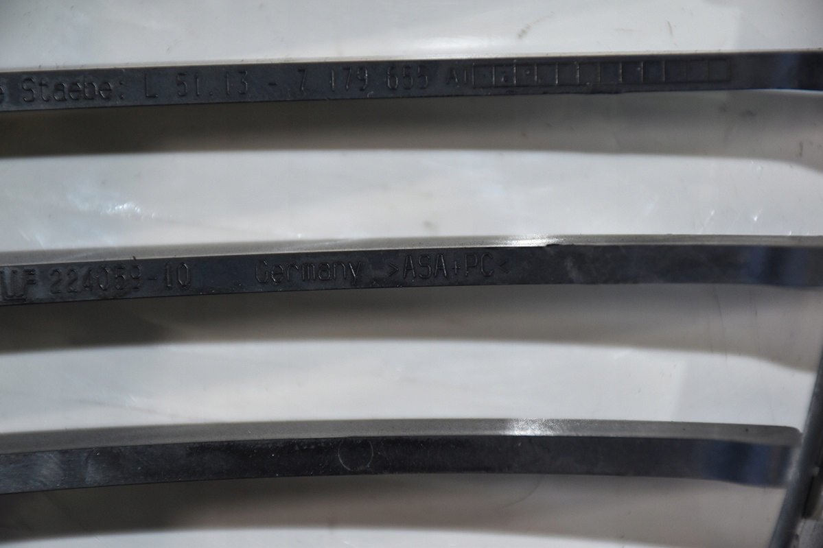 grille grid of a bumper left BMW 1 7179655