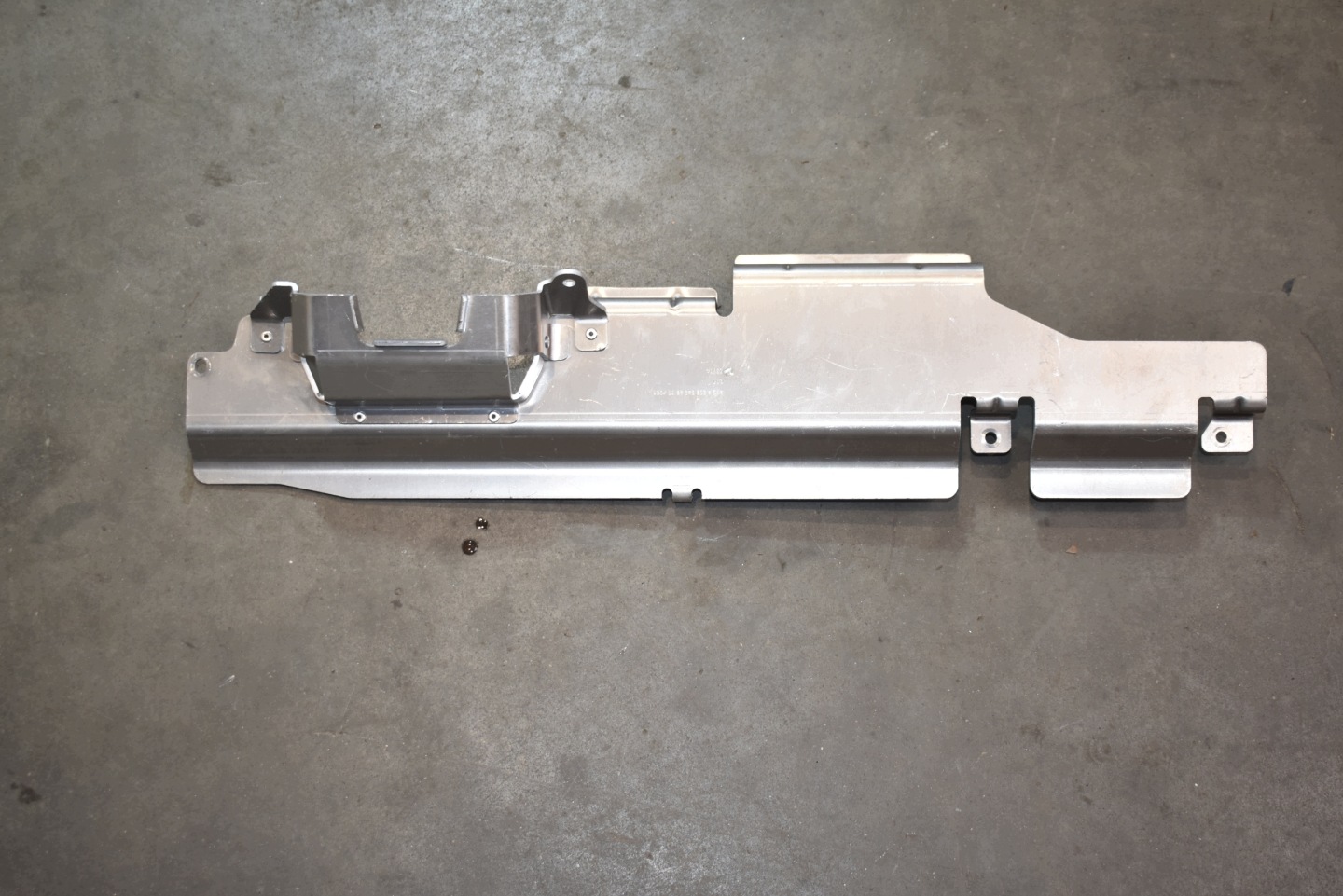 IDEALNA Blende Abdeckung Blech Halter AMG MERCEDES W206 1