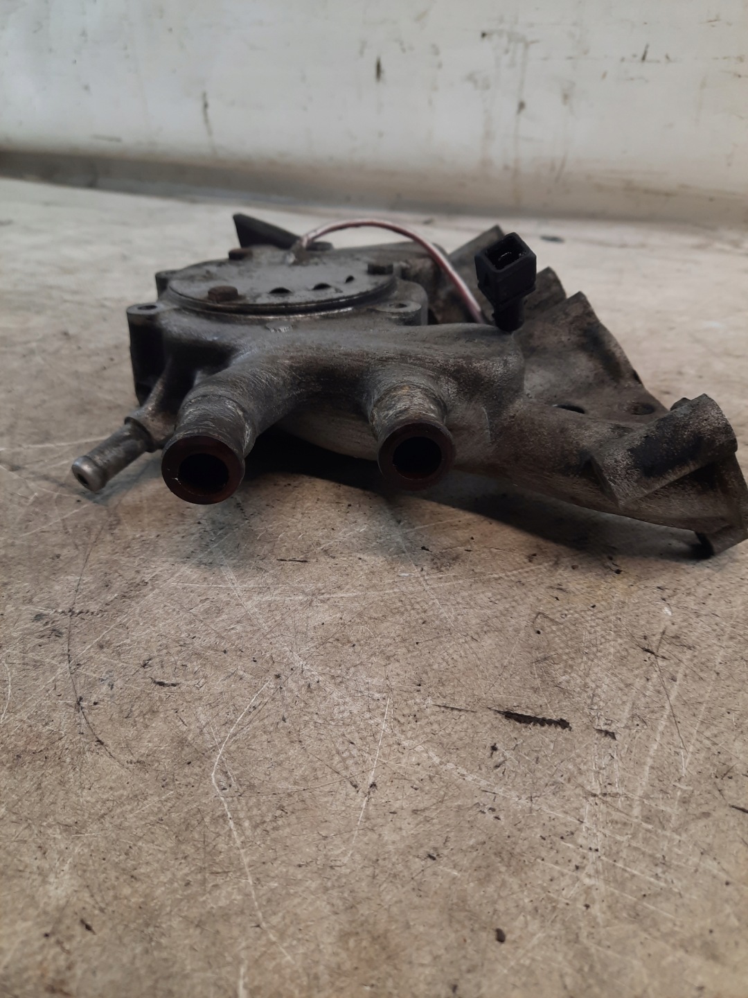 VOLKSWAGEN POLO II 1.0B 86C 2F intake manifold