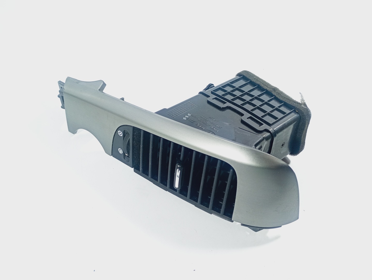 grid air conditioning devices air central left OE X4D97430000 Kia Carnival 06-15