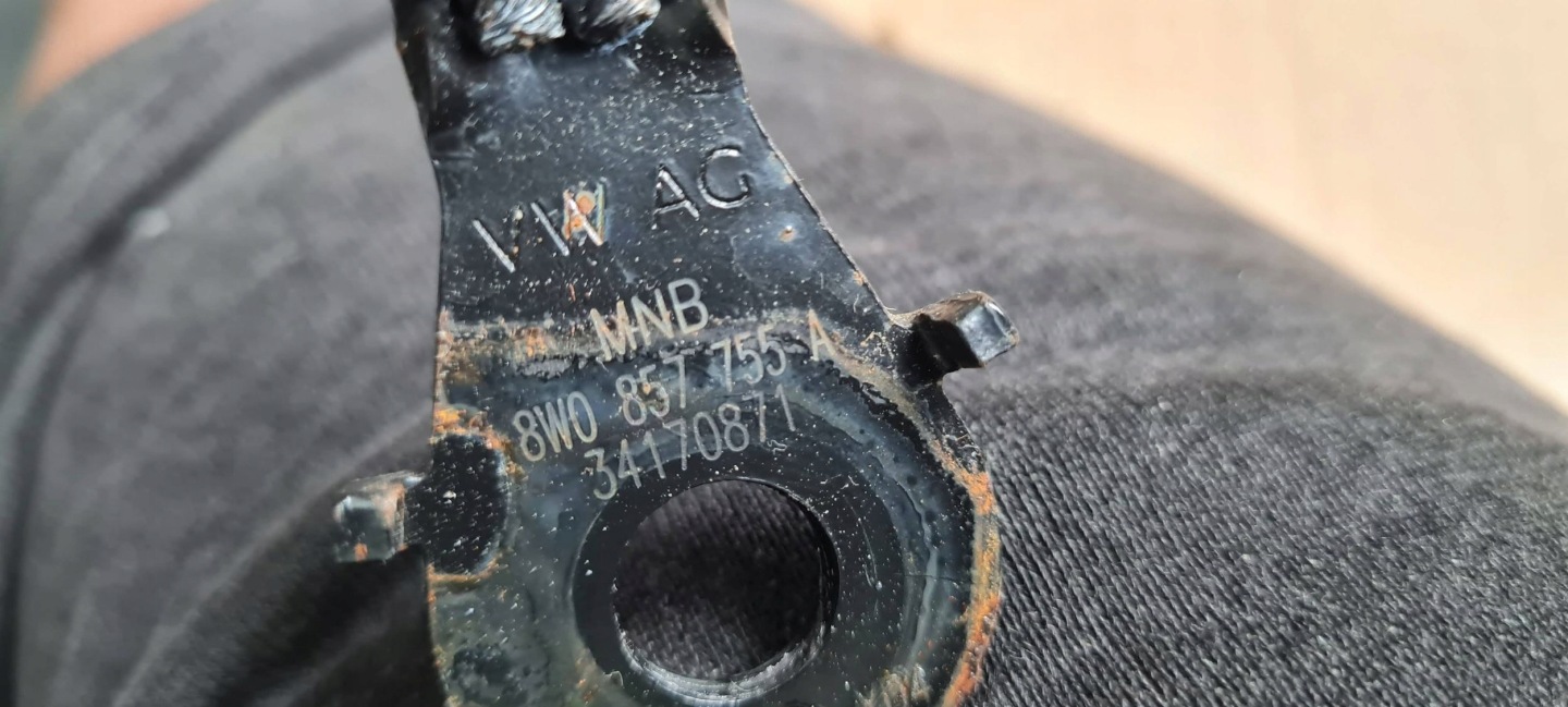 Q3 83A KLAMRA Fixation arbre ceintures sécurité de Sécurité Avant 8W0857755A