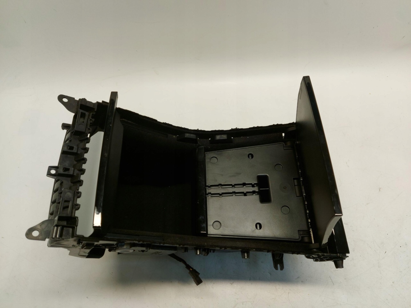 TESLA Model 3 III Handschuhfach tunel mitte