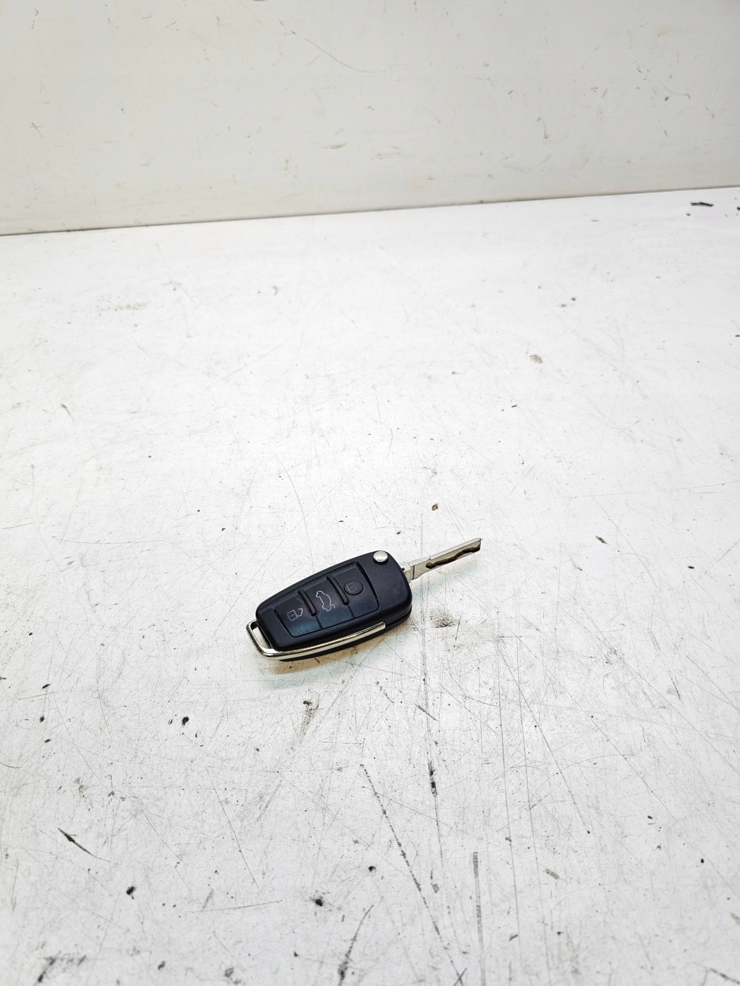 key PILOT SCYZORYK AUDI A4 B7 8E0837220R *2*