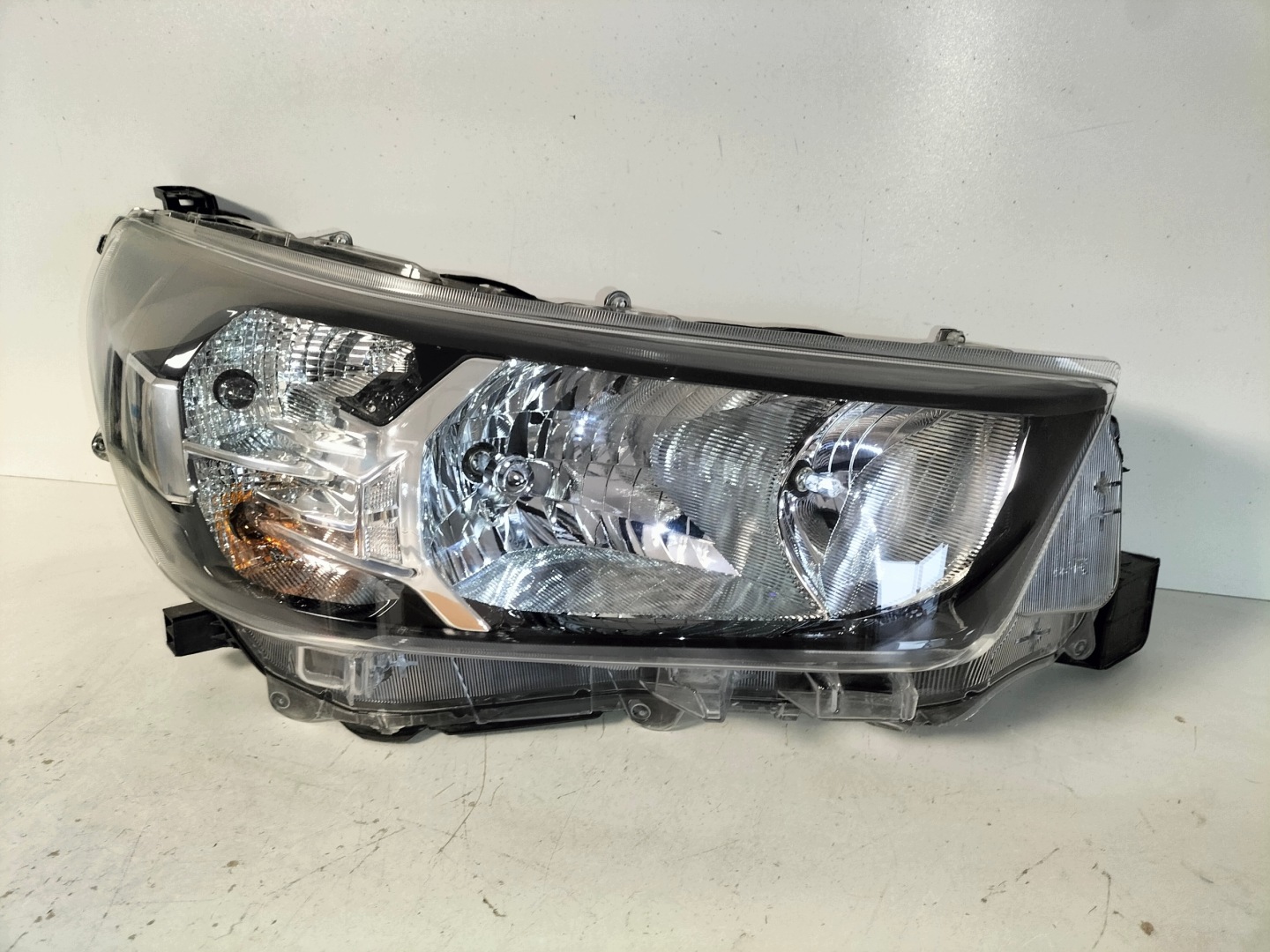 light front reflektor right TOYOTA HILUX VIII LIFT 20
