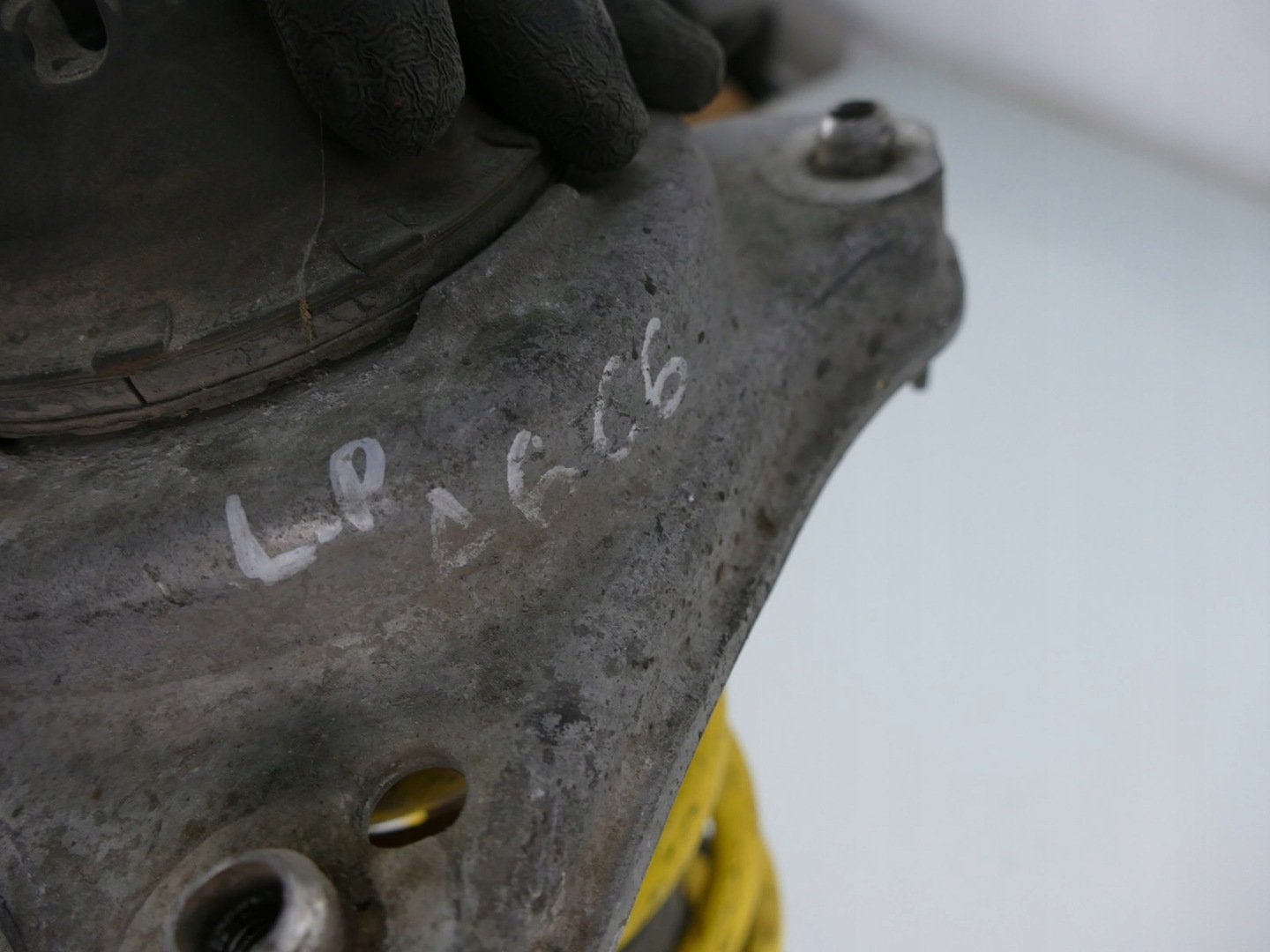 AUDI A6 C6 3.0 TFSI shock absorber left front 4F0413031