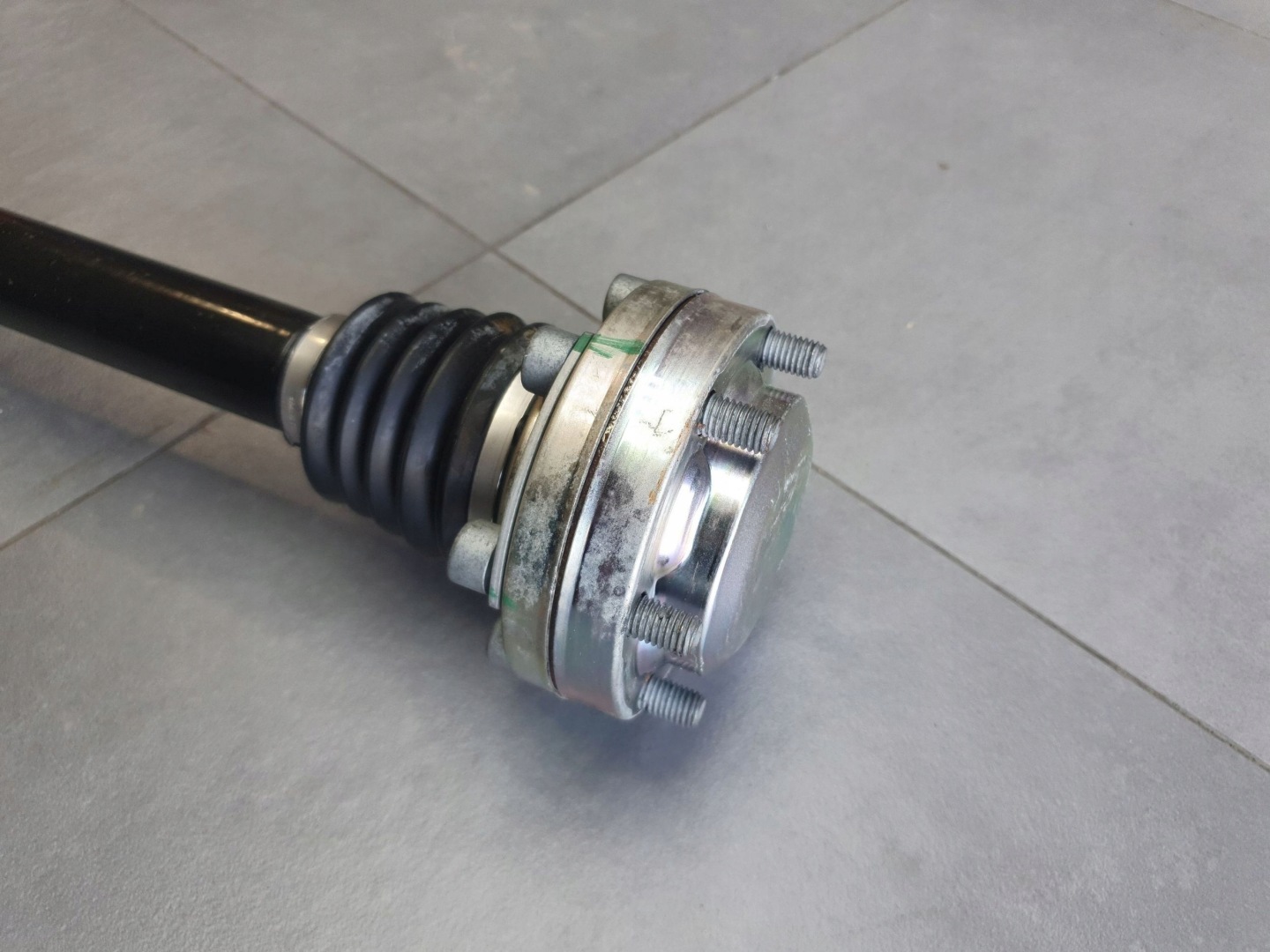 Audi Q8 semi-axis left rear part rear 4M0501203D