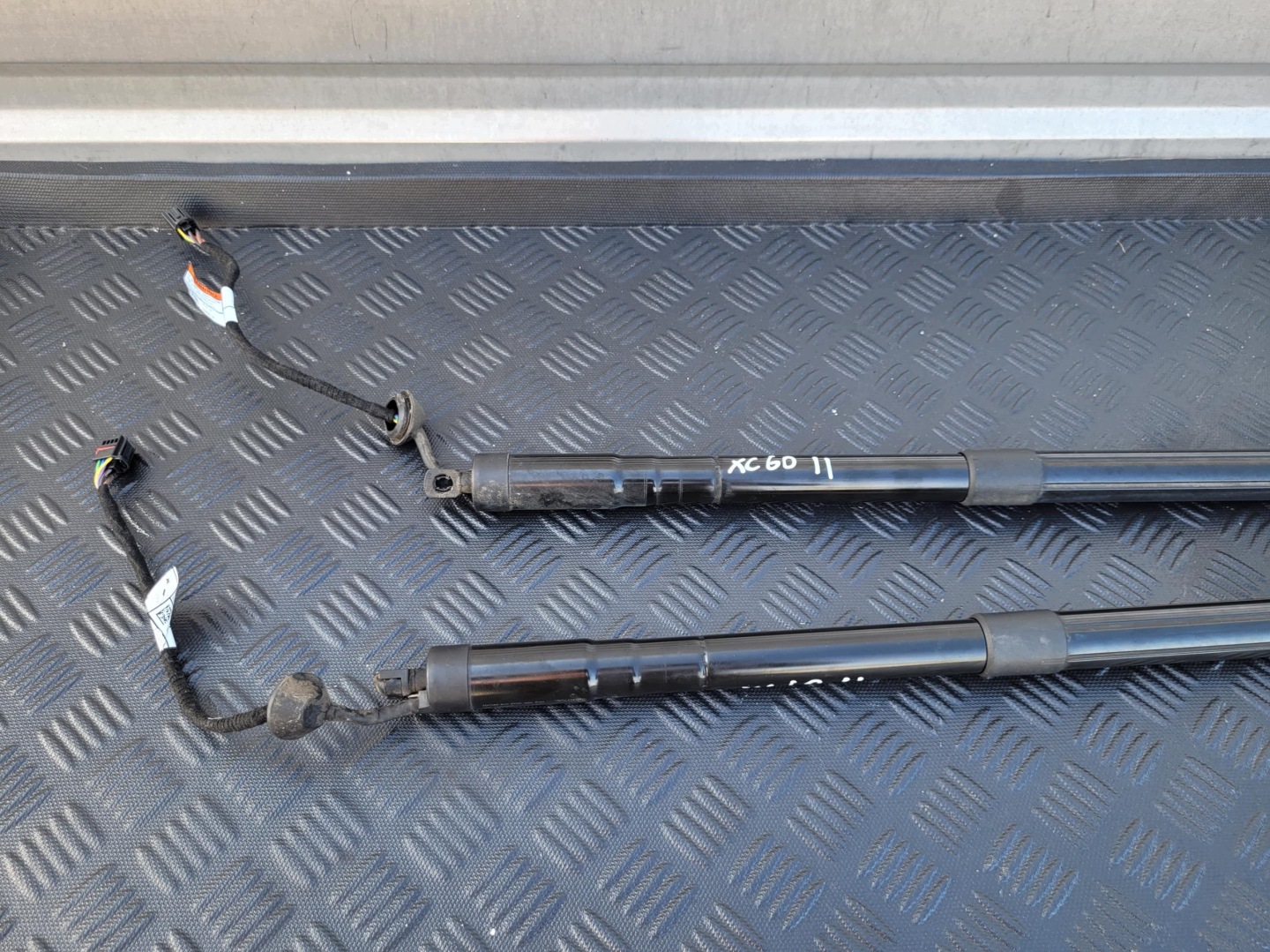 32136006 damper bonnet boot VOLVO XC60 II 2.0 T8 PHEV