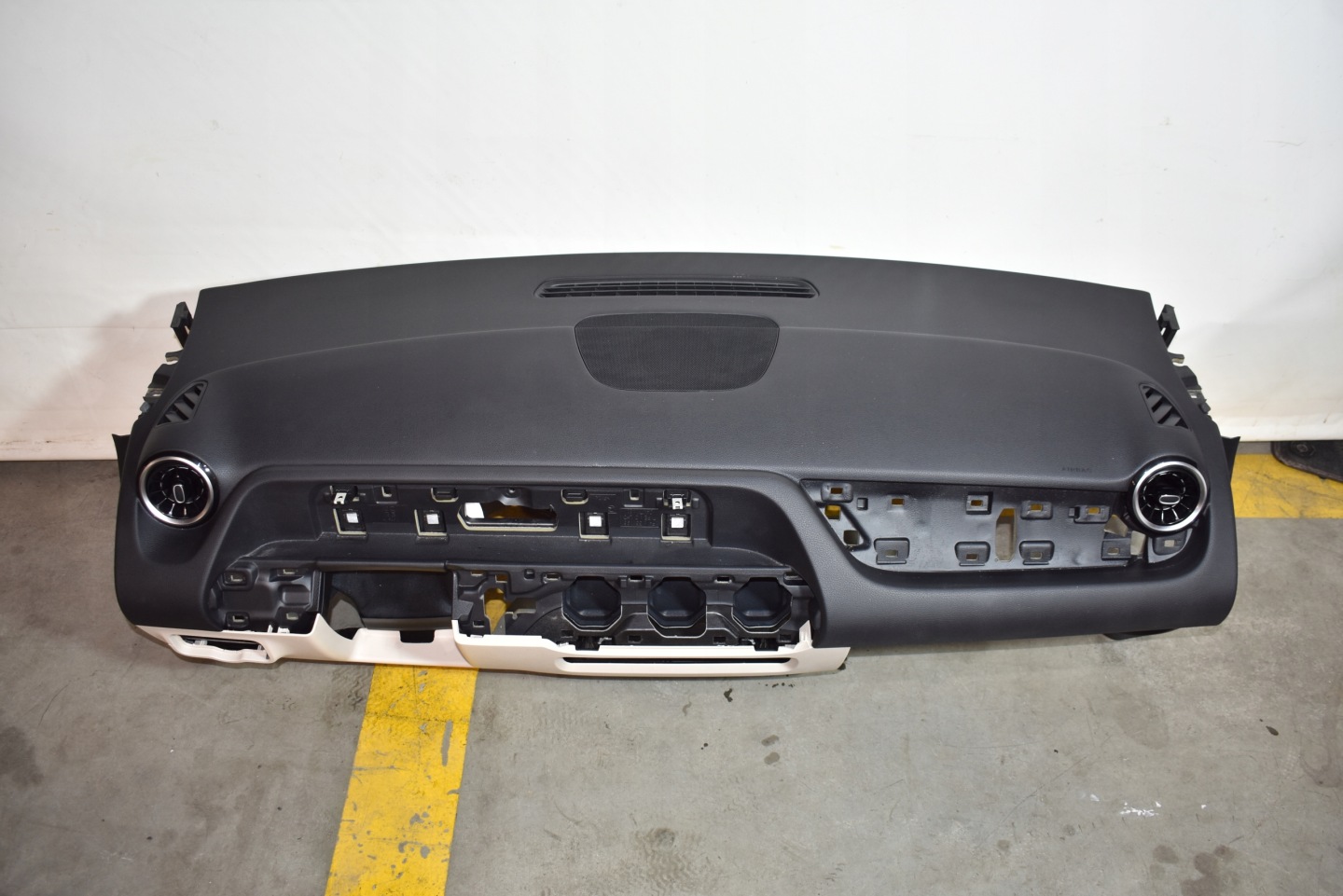 IDEALNA console MERCEDES GLA H247 EQB X243 1