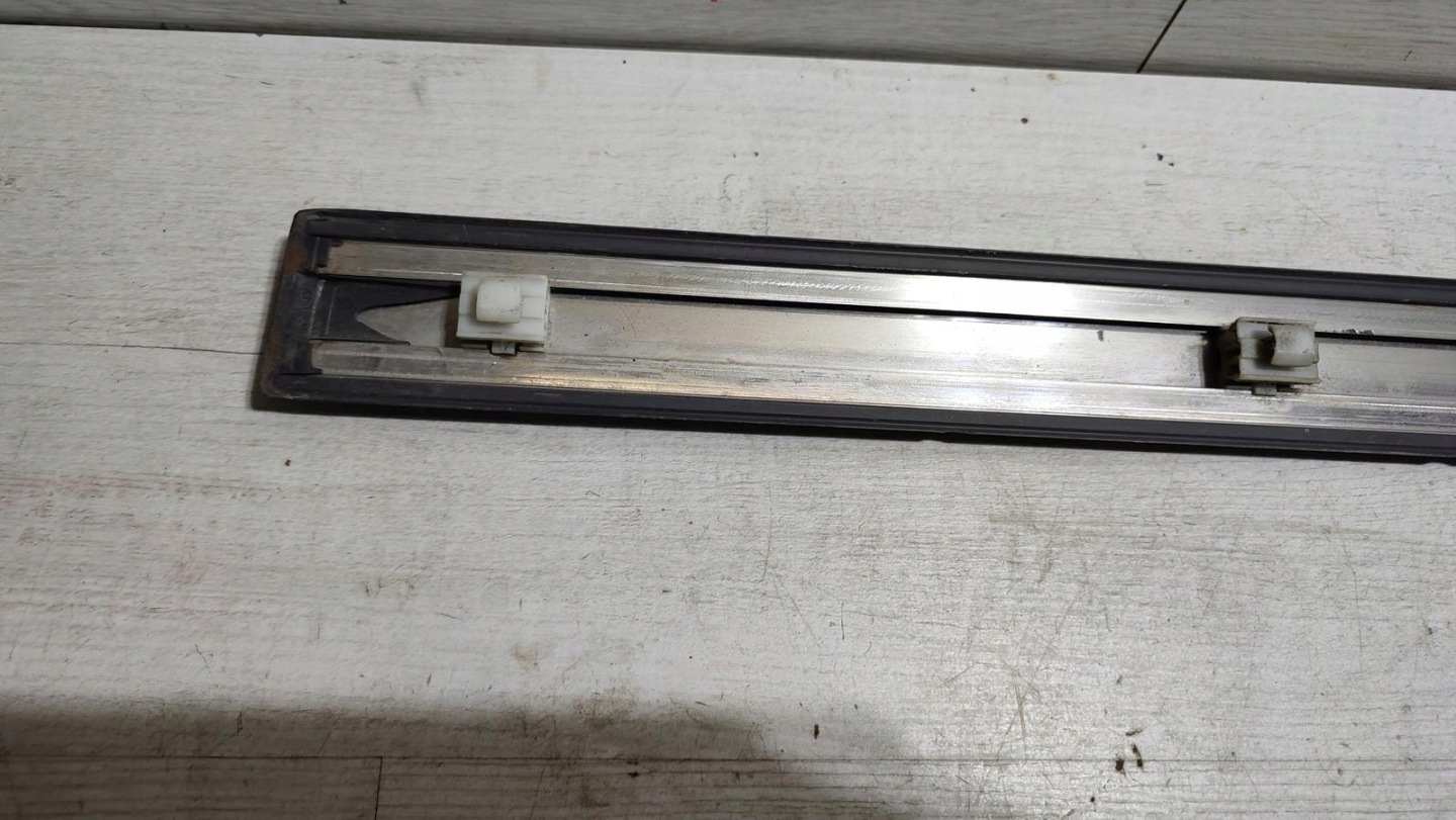 moulding door left front upper Mercedes w124