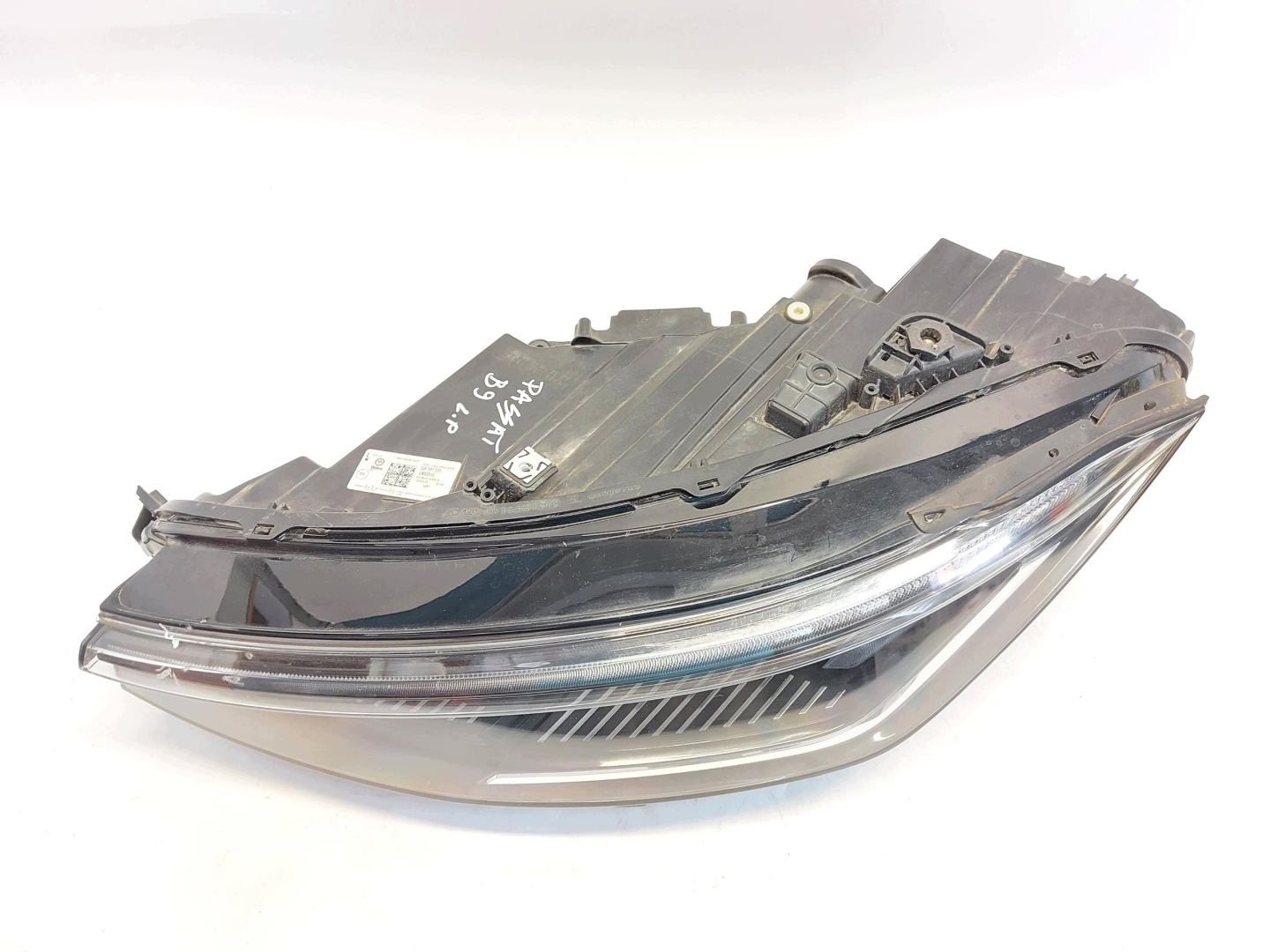 VW Passat R B9 3J0 2025r light left front front RHD 3j2941035