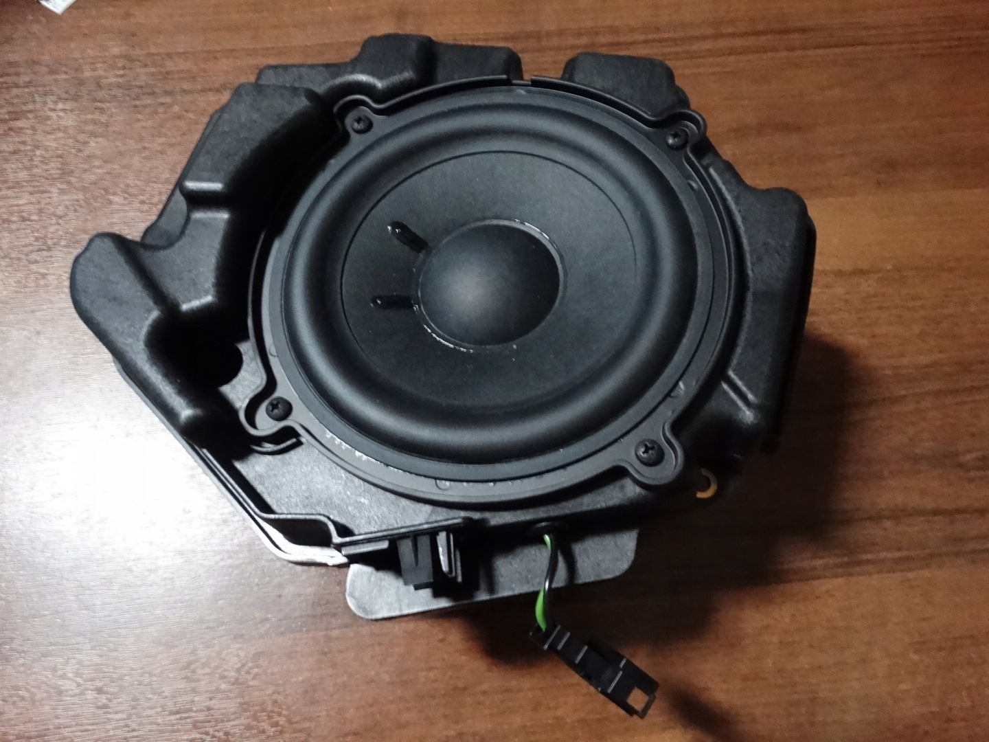 speaker NISKOTONOWY right rear part B&O AUDI A8 D4 1 9