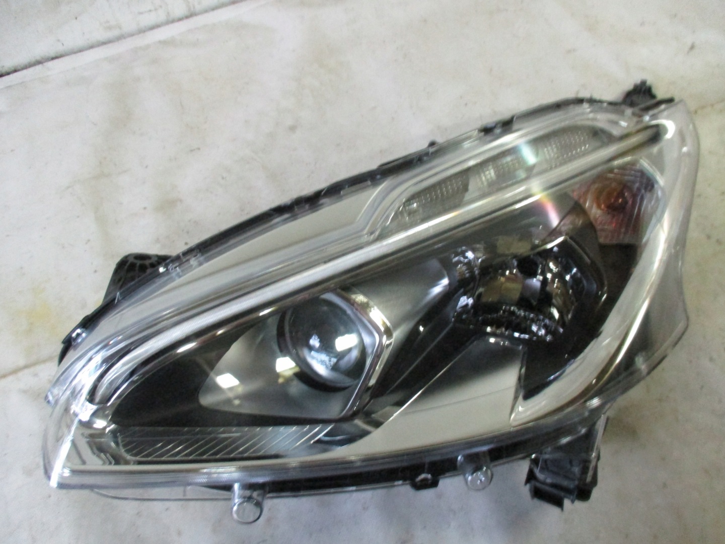 light left front front Peugeot 208 lift 15r-lens LED 9822690480
