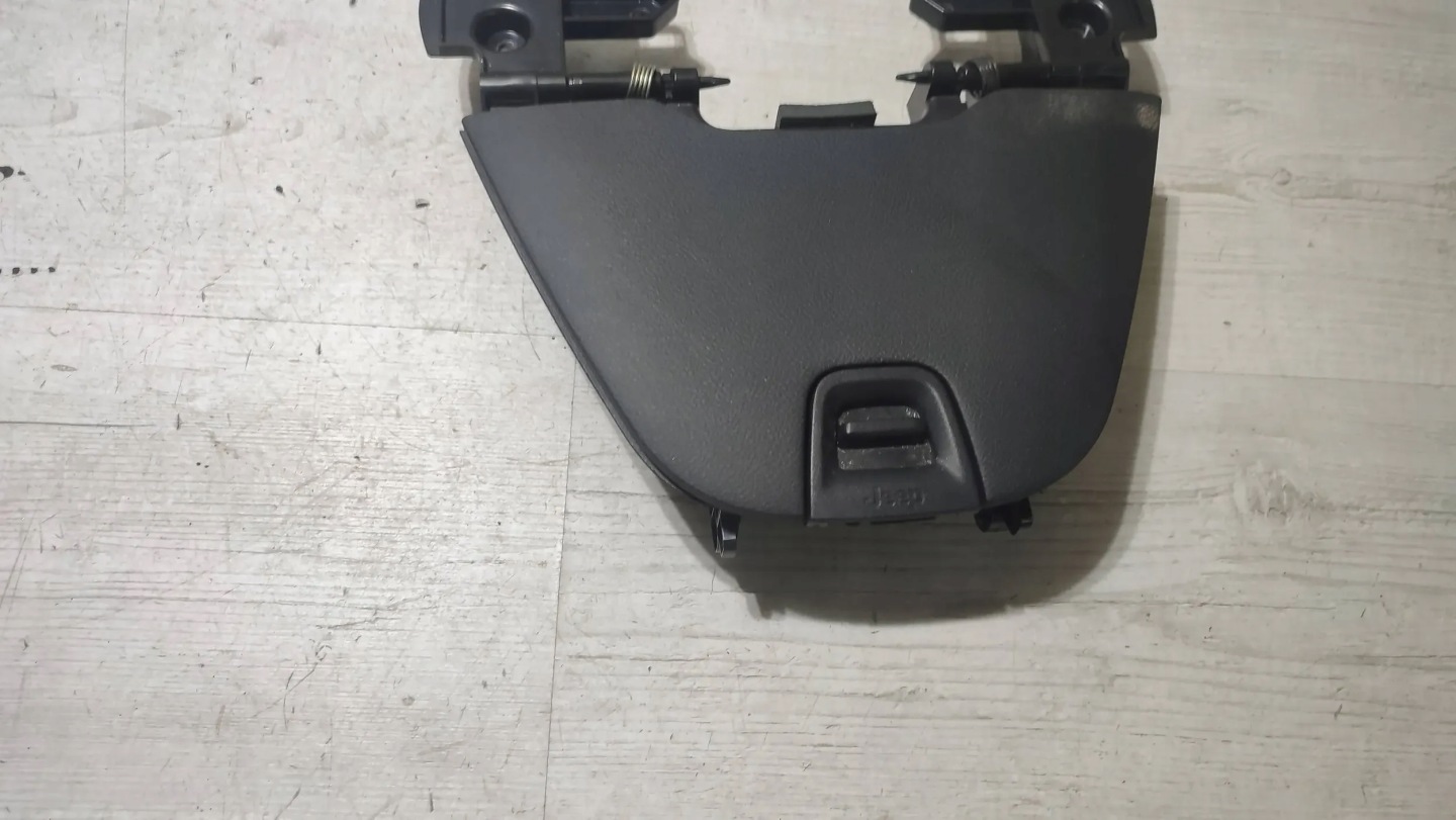 Jeep Cherokee KL 15r. 2.0d passenger compartment plato
