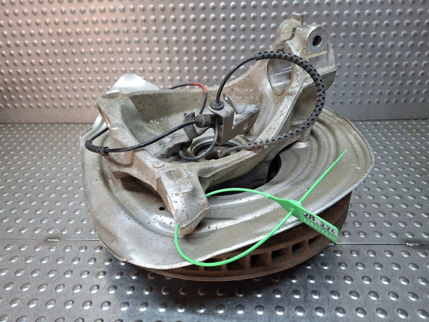 otoč čepu levý předek 6893967 BMW G42 X-DRIVE
