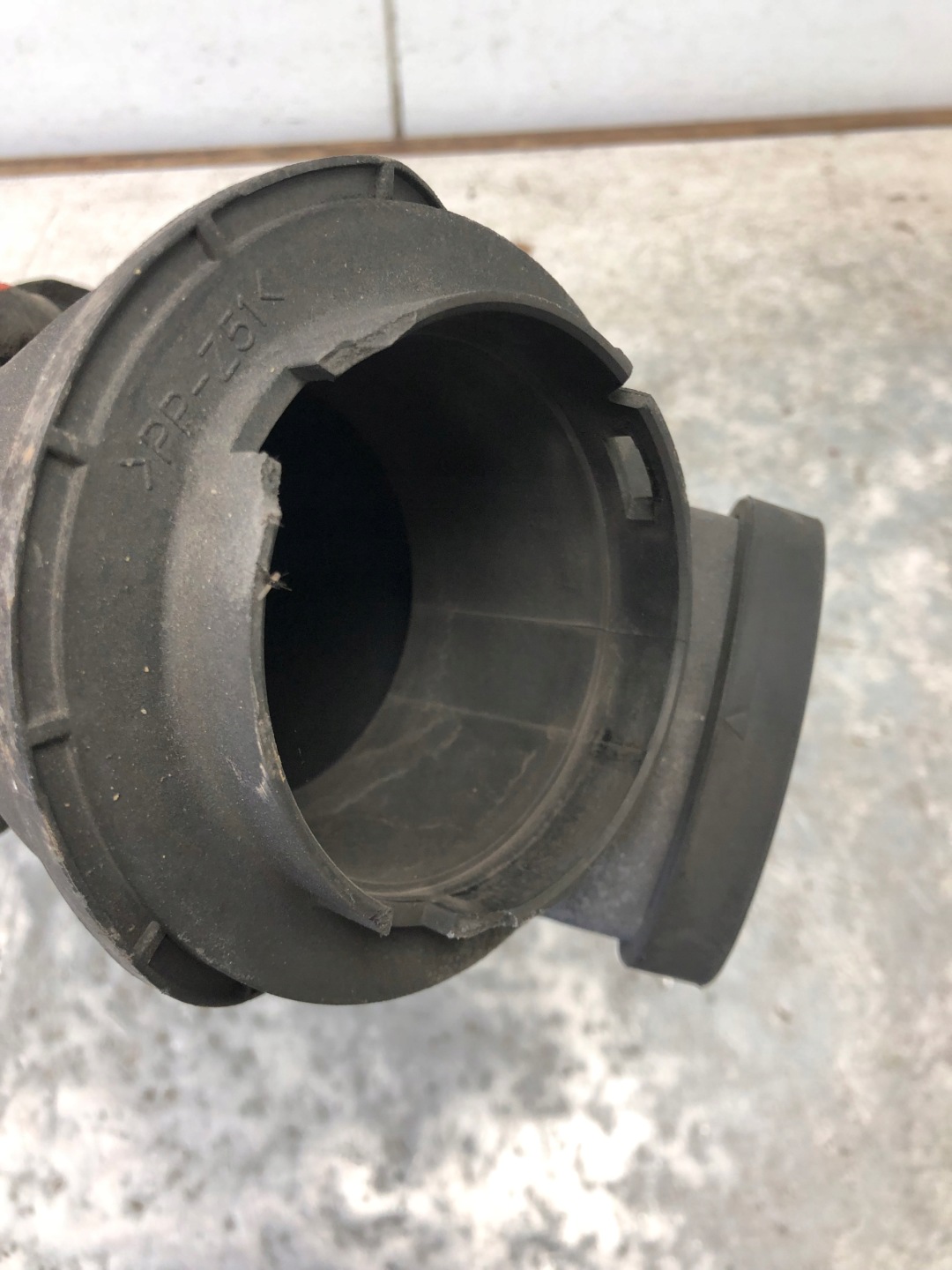 pipe air hose MITSUBISHI PAJERO IV MR404731