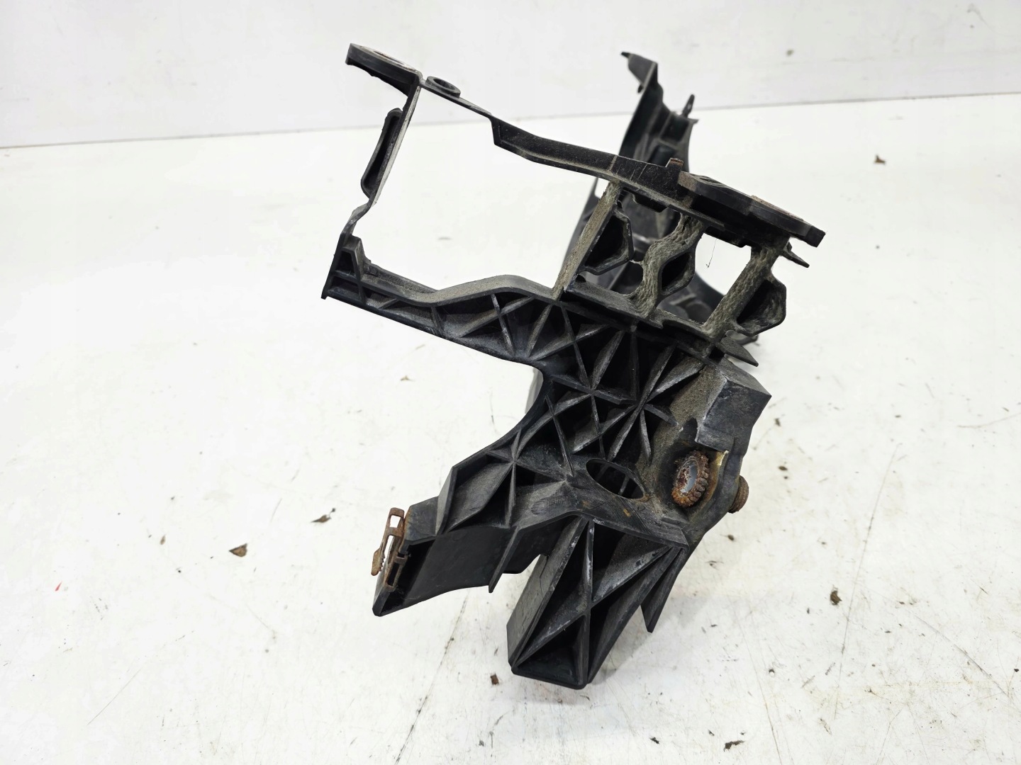 support holder REFLEKTORA right front AUDI A4 B8 LIFT 8K0805608B