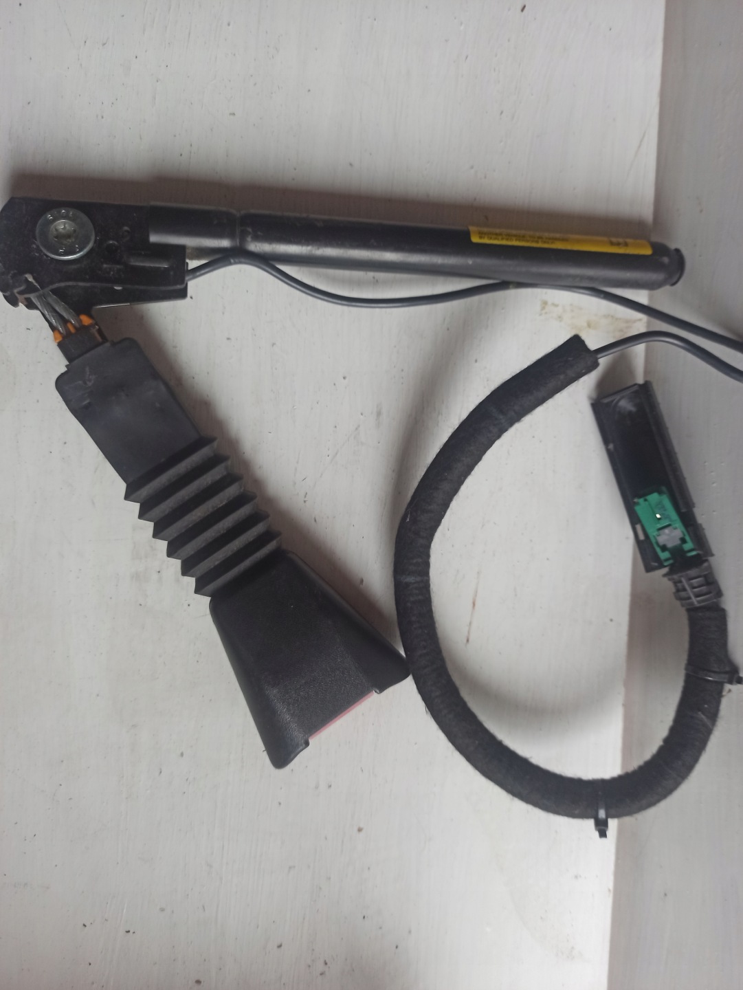 OPEL 24404441 ASTRA G Zapiecie pasow di sicurezza