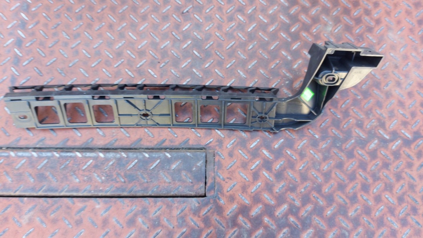 bumper bracket left rear part SKODA OCTAVIA III HB