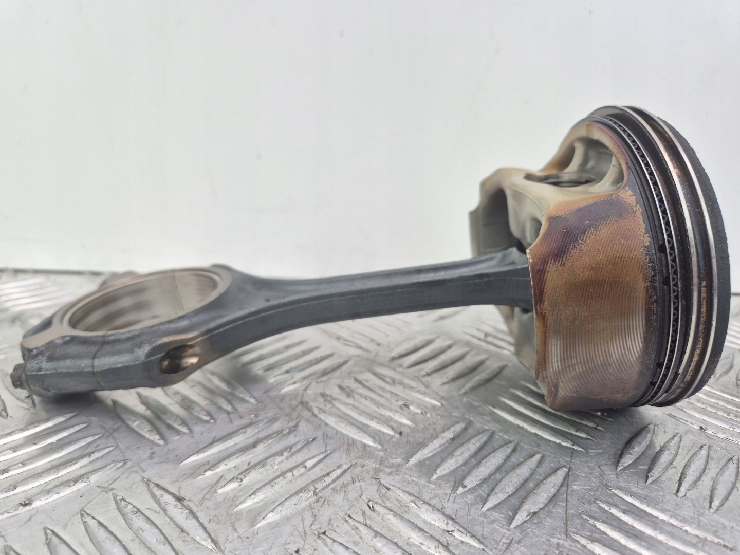 piston with connecting rod Mercedes E500 W212 098106 M273.970