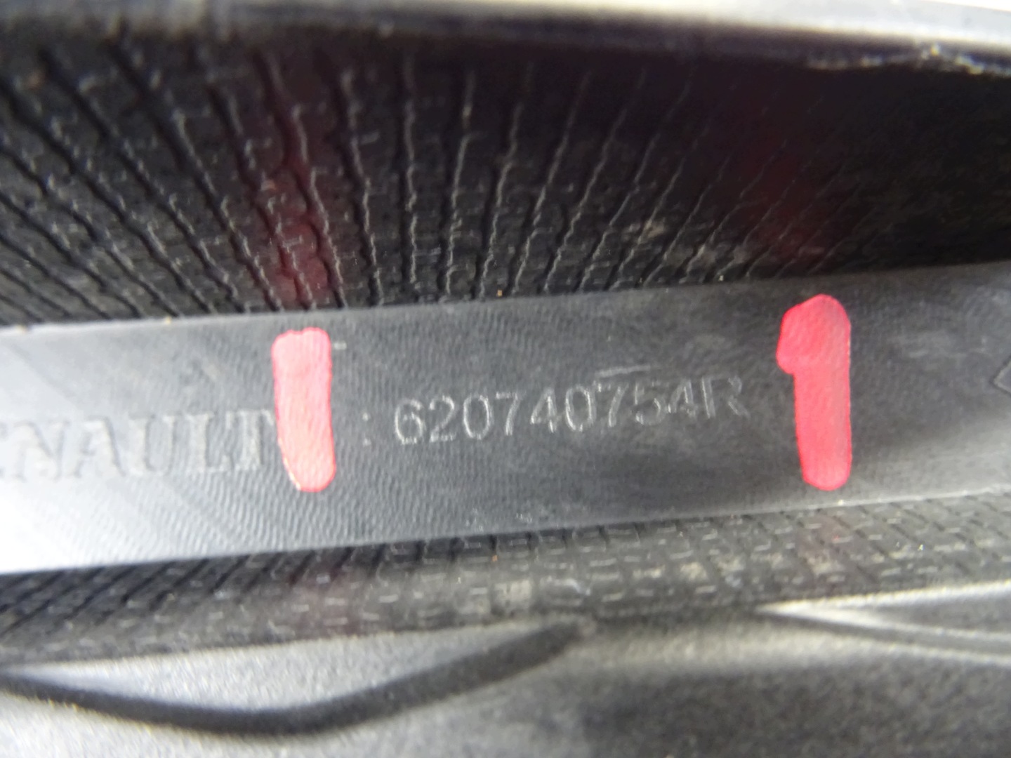 grid of a bumper right front RENAULT CAPTUR and 620740754R