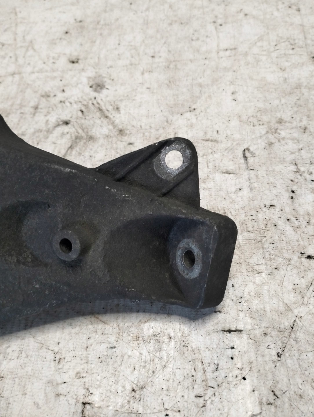 engine mount VOLKSWAGEN PASSAT B5 1.9TDI 74KW 2001r 8D0199308