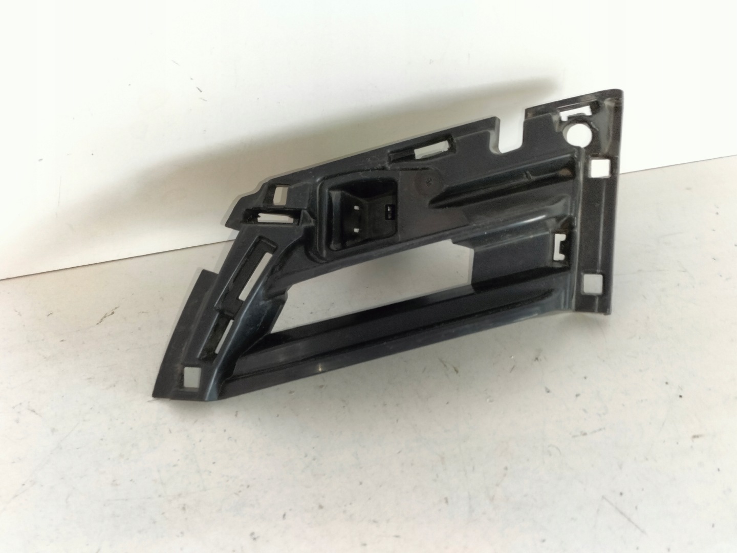 support holder grille front right SKODA OCTAVIA III LIFT 17