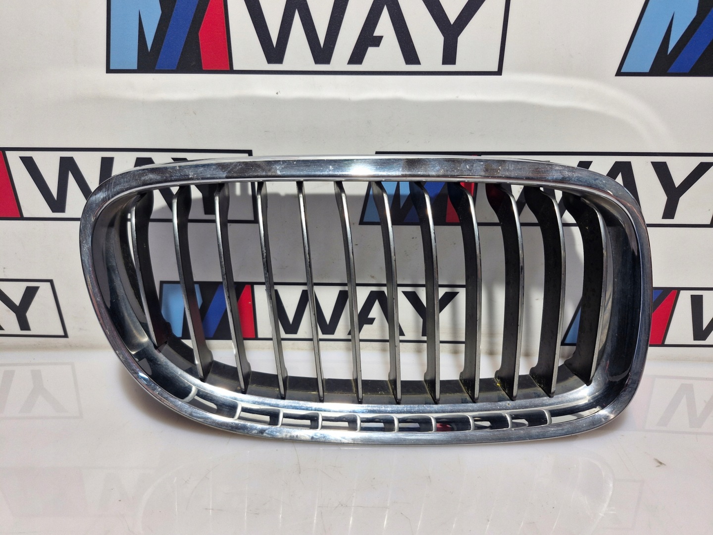 BMW E90 E91 bubreg maska rešetka desna maska original 7201970