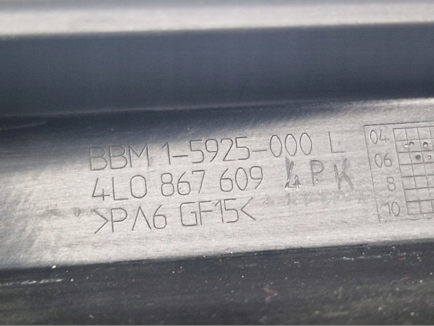 RÁM lišta dveře levá předek AUDI Q7 4L 4L0867609