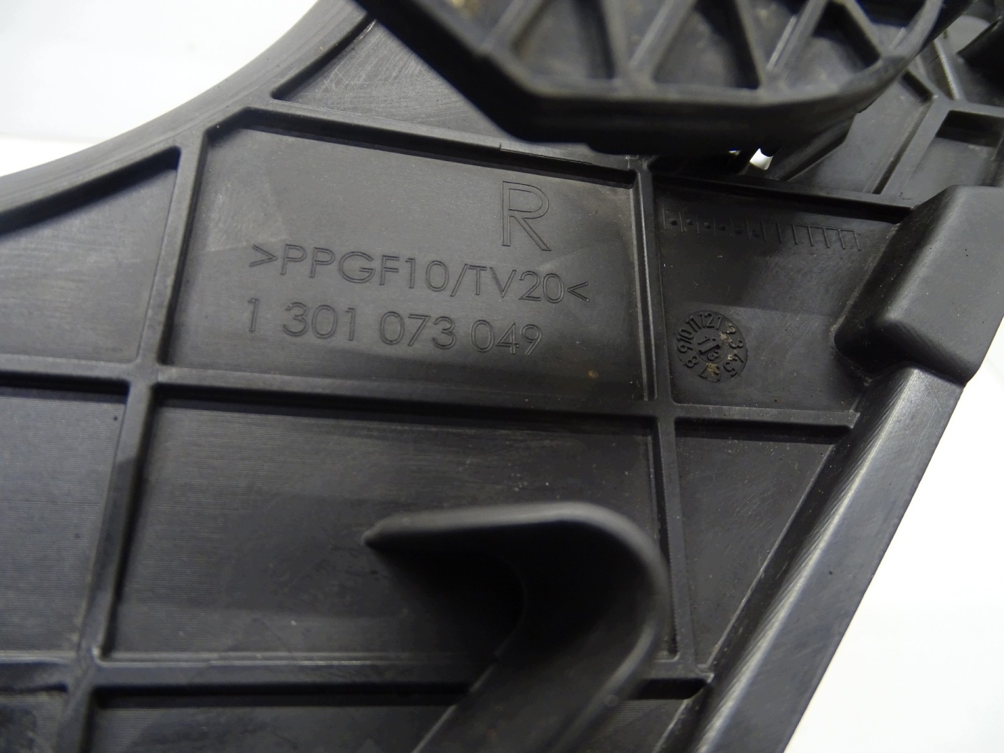 support bracket holder lights right front front AUDI A7 4G 1301073049